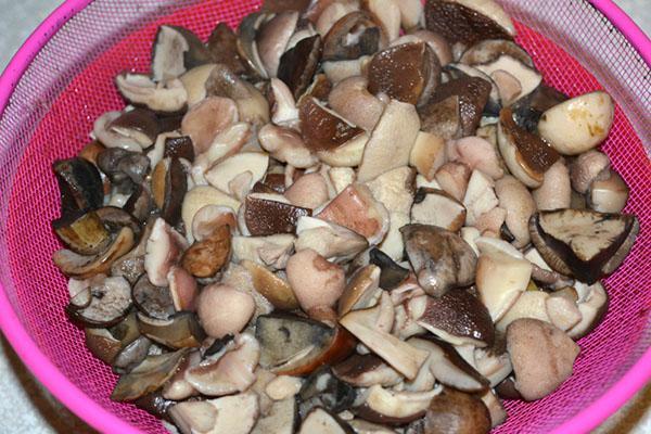 égoutter les champignons bouillis