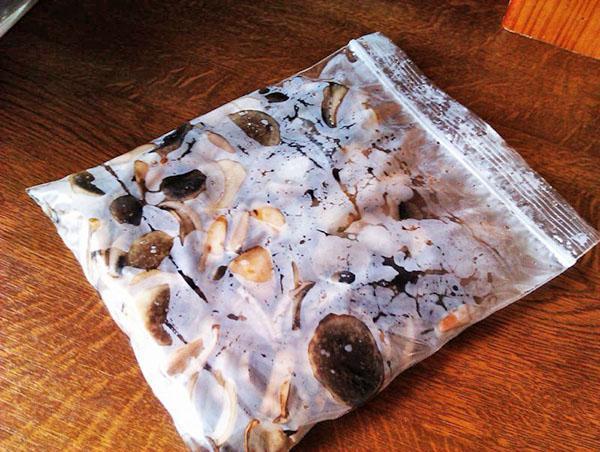 champiñones congelados en una bolsa