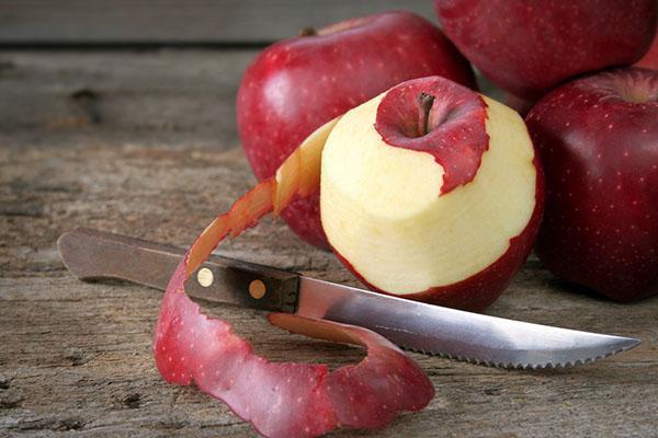 pelar manzanas rojas