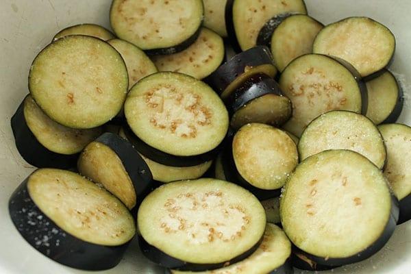 préparer des aubergines pour lecho