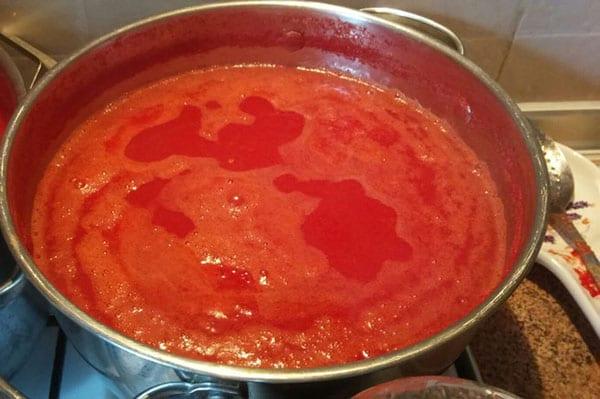 cuire les tomates avec du sucre et du sel