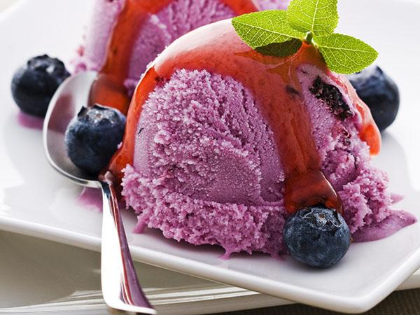 helado con arándanos