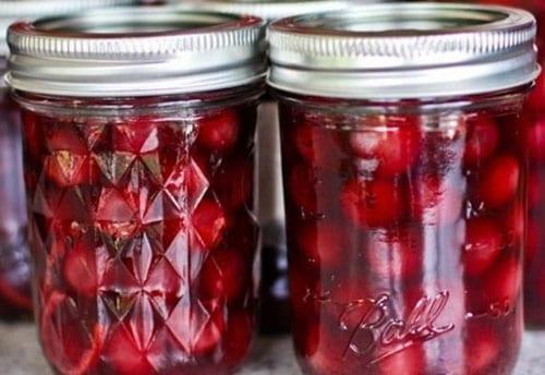 cerezas en su propio jugo en una olla de cocción lenta