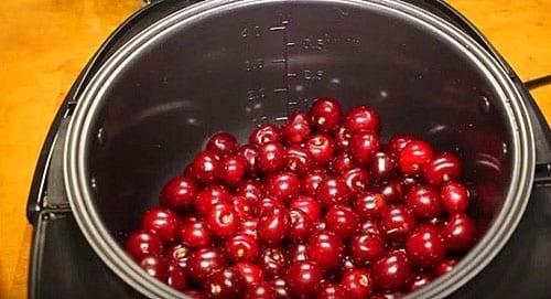 poner las cerezas en una olla de cocción lenta y agregar azúcar