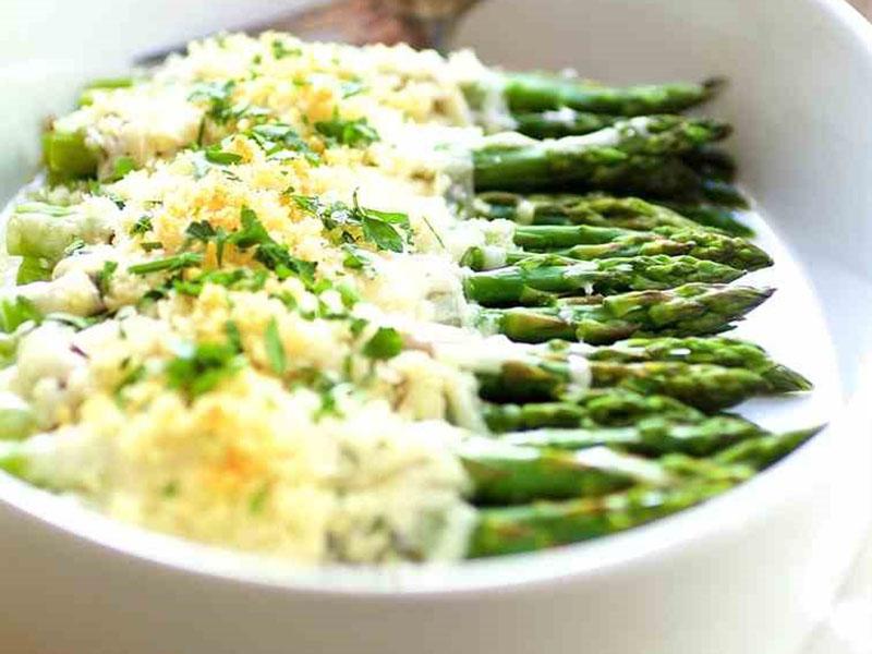 asperges au four avec du fromage et des œufs