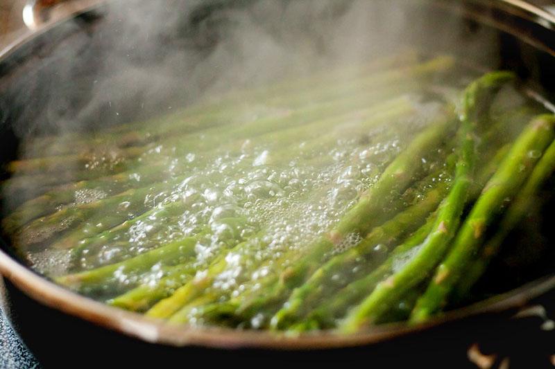 faire bouillir les asperges