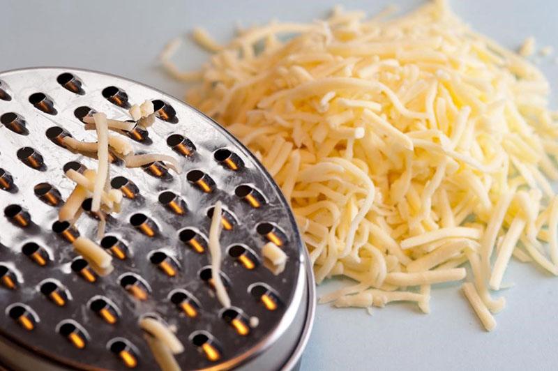 râper le fromage à pâte dure