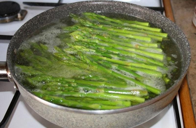 verser de l'eau bouillante sur les asperges