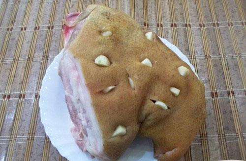 rellenar una pierna con ajo