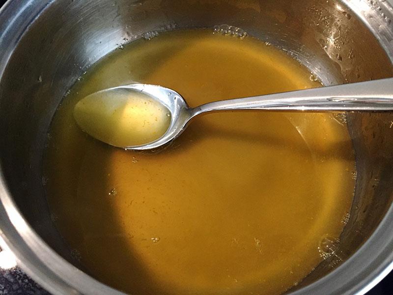 faire bouillir la marinade avec du miel