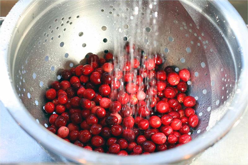 clasificar y enjuagar las arándanos rojos