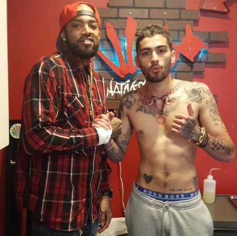 Zayn Malik posiert mit Natives With Ink-Künstler. Foto: Instagram.