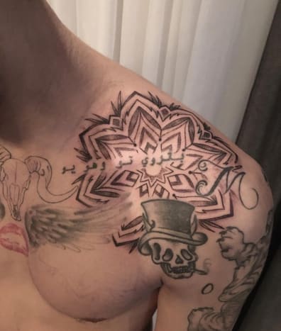 Tetování mandaly na rameni Zayna Malika, provedeno u domorodců s inkoustem v Southhamptonu, NY Foto: Instagram.