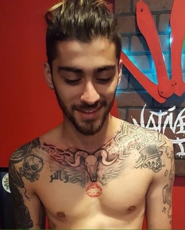 Zayn Malik předvádí tři nová tetování provedená přes hrudník a rameno. Foto: Instagram.