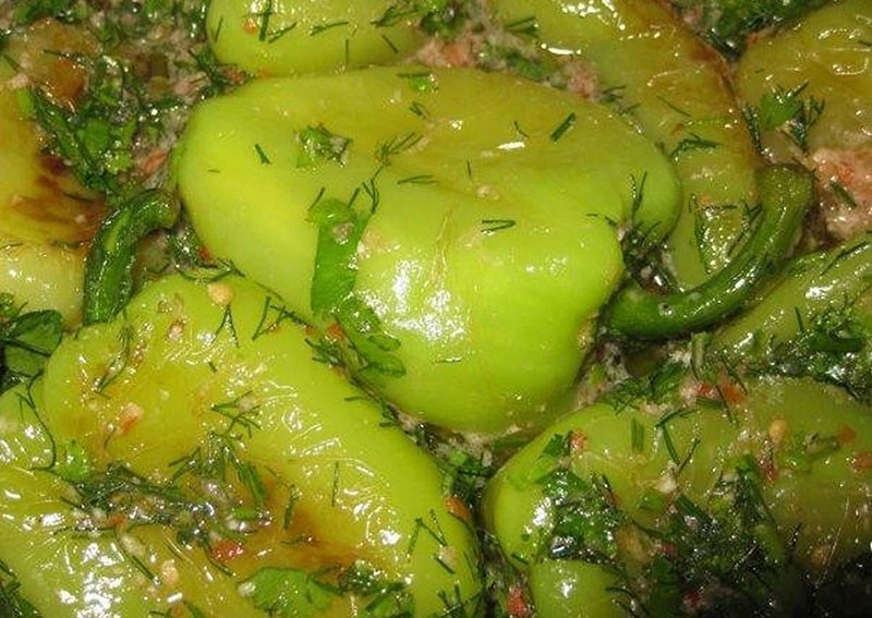 assiette de poivrons verts