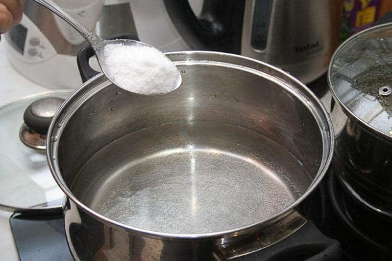 faire bouillir de l'eau avec du sel