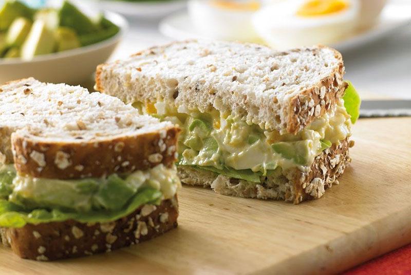 masa de sándwich con hoja de mostaza