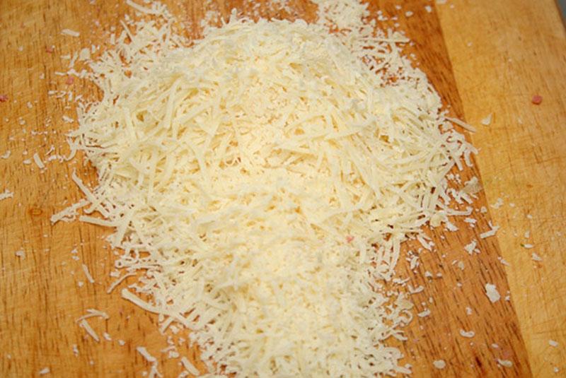 râper le fromage à pâte dure