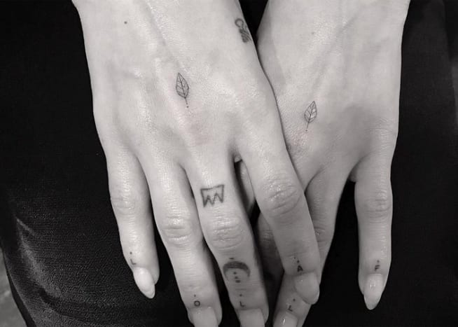 Foto: Dr. Woo/Instagram Zoe Kravitz si nechala udělat své první tetování ve věku 18 let, malé srdce s přehláskami nad ním, které je podle ní symbolem sebelásky-a ve 28 letech stále ráda chodí pod jehlu čerstvý inkoust. Poté, co minulý měsíc dostala nová tetování listů na hřbety rukou, zveřejnil dr. Woo na svém účtu Instagram fotografii tetování s popisem k výstřelu: „Mít super sílu [list emoji] pro domácí dívku @zoeisabellakravitz.“ Dr. Woo je zodpovědná za několik dalších Kravitzových tetování, včetně létajícího orla na pravém předloktí a tetování palmy „Bahamy“ na levém předloktí.